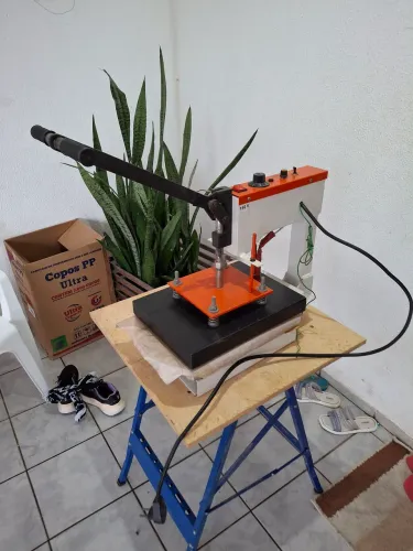 Prensa térmica para sublimação 210X294. Tenha uma renda extra estampando camisas, sacolas