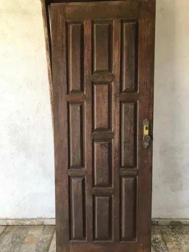 portas de sucupira com marco, dobradiças e fechaduras coloniais