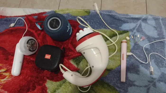 Massageador, lixa de unha portátil, tira bolinha e pelo de roupa e 2 caixinhas de som.