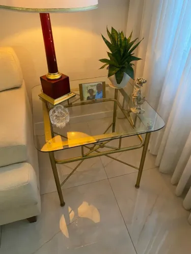 Mesa de vidro com base dourada quadrada lateral