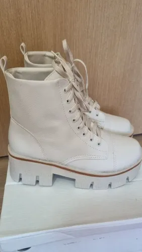 Bota Tratorada off  White. Nova