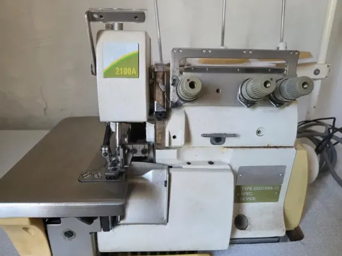 Máquina de Costura Overlock Industrial Gemesy GEM2100A-17 - Bom estado