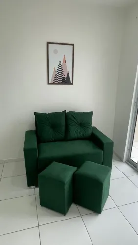 Sofá 2 Lugares com 2 Puffs e 2 Almofadas
