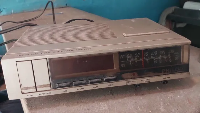 Rádio relógio digital Philco,ligou mas não sei mexer
