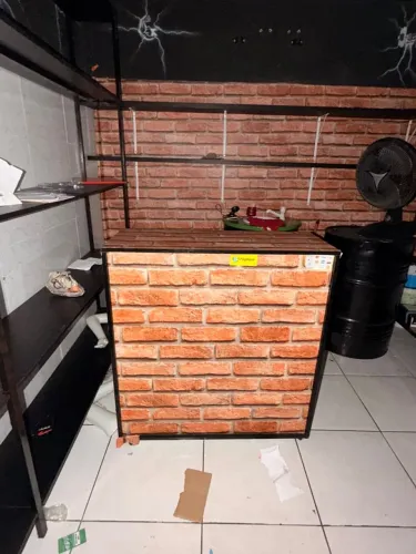 Balcão e duas araras a venda