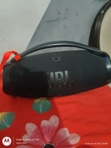 Uma caixa JBL 3 