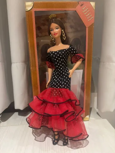 Boneca Barbie Collector Morena DOTW Passaporte Espanha Vestido de Bolinhas - Original