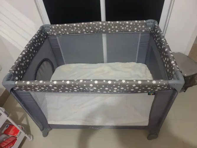 Berço cercado desmontável com colchão