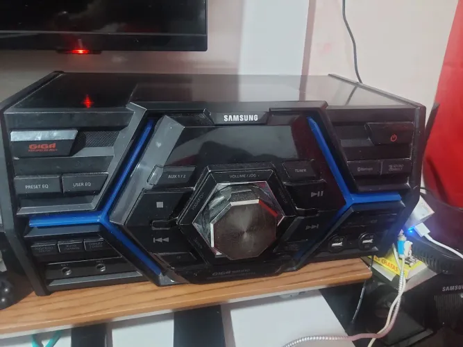Som Samsung Lombogin. Muito bom funciona tudo
