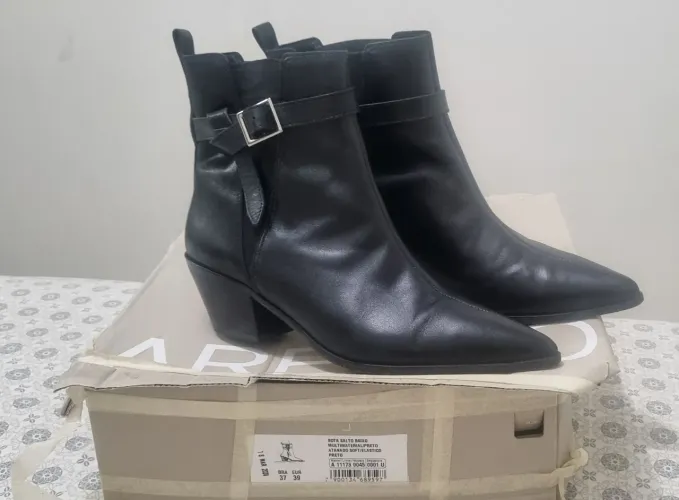 Bota um charme da Arezzo