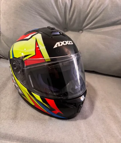 Capacete AXXIS. 