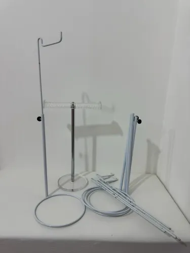 Pedestal para bolsas e acessórios