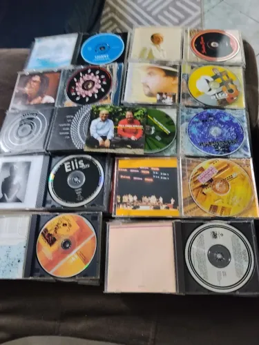 Vendo 55 cd música pra quem gosta de colecionar valor a combinar tratar 45.9.9838.9922