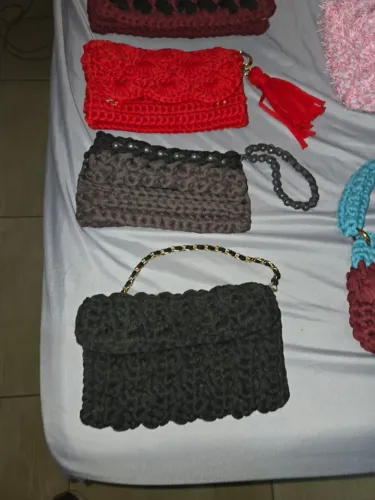 Bolsa de Crochê Feita à Mão - Fundo e Alça de Couro (80-250 reais)