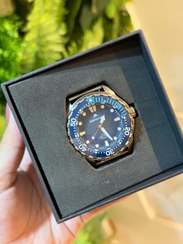 North Edge Triton-Ti, um modelo de mergulho com funcionamento solar e caixa em titânio.