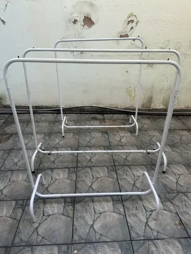 Vendo 3 cabideiros arara