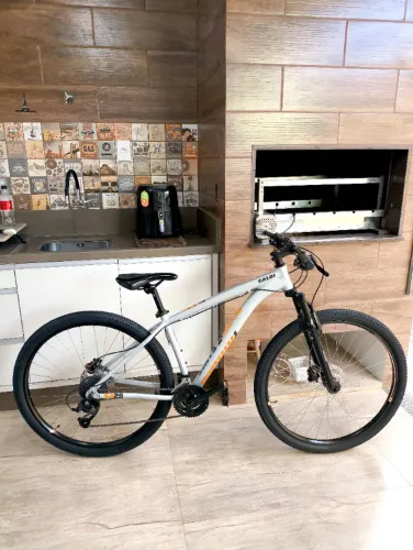 Bicicleta Caloi, Aro 29, freio a disco hidráulico, quadro M