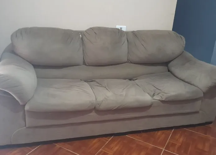 Sofá de 3 lugares , precisa de reforma