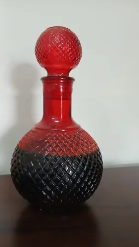 Jarra licoreira vermelha clássica