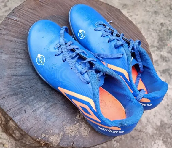 Chuteira Society Umbro Azul e Laranja - Tam. 35/36 (Ótimo Estado)