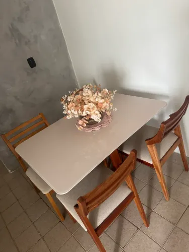 Mesa com 4 cadeiras de MADEIRA - aceita cartão com acréscimo