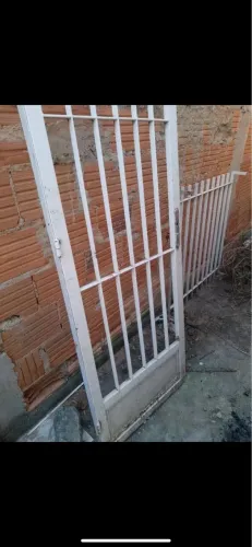 Vendo 3 grades uma de porta e duas de janela 300 reais as 3