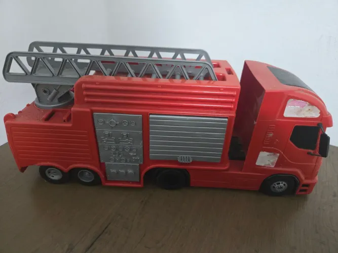 Caminhão de bombeiro é o modelo Pollux da marca Silmar Brinquedos,