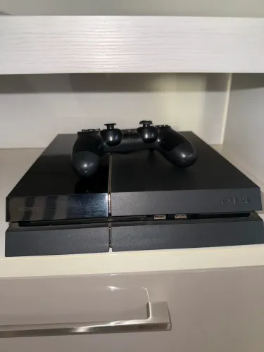 Playstation 4 + 4 Jogos