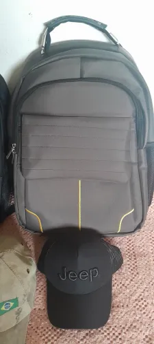 Mochilas e bonés novos