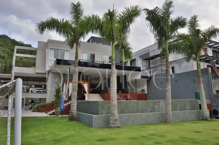 CASA MOBILIADA NO CONDOMÍNIO HARAS RIO DO OURO EM BALNEÁRIO CAMBORIÚ PARA LOCAÇÃO ANUAL