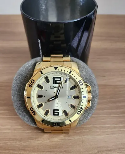 Relógio dourado