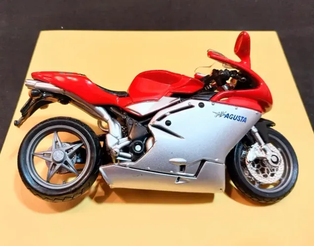 Miniatura Maisto-Esc 1:18., Metal e Plástico - Moto MV AUGUSTA F 4 Pneus de Borracha.<br>
