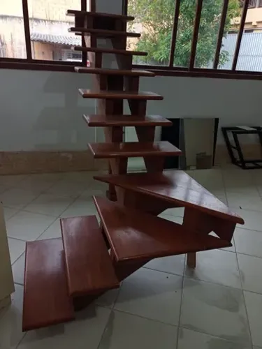 Escada de madeira nova
