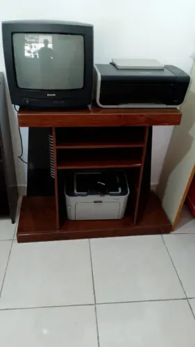 Rack de madeira para TV e eletrônicos