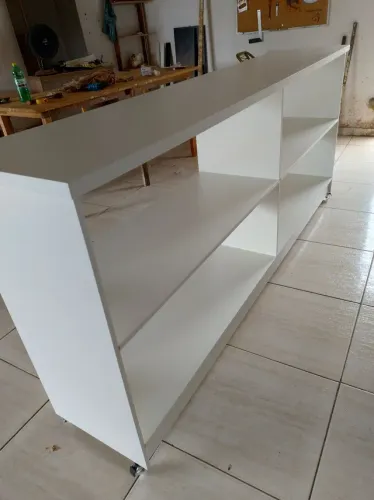 Balcão auxiliar/meio de loja