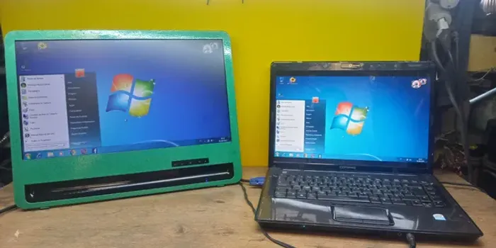 Monitor grande widescreen com som embutido