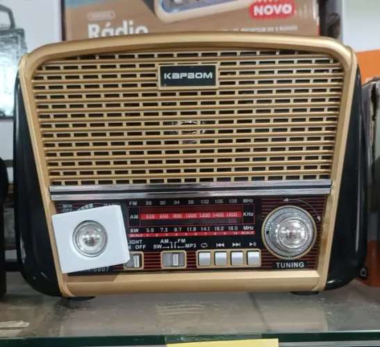 Rádio retrô tomada e recarregável