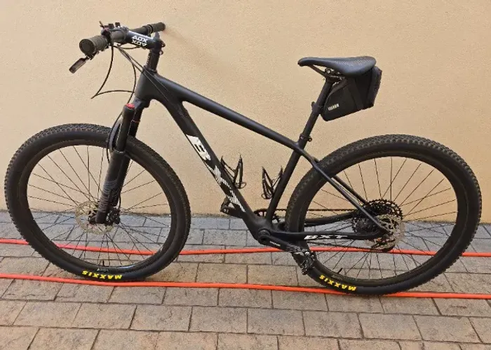 Bicicleta MTB Carbono 29 - usada apenas uma vez