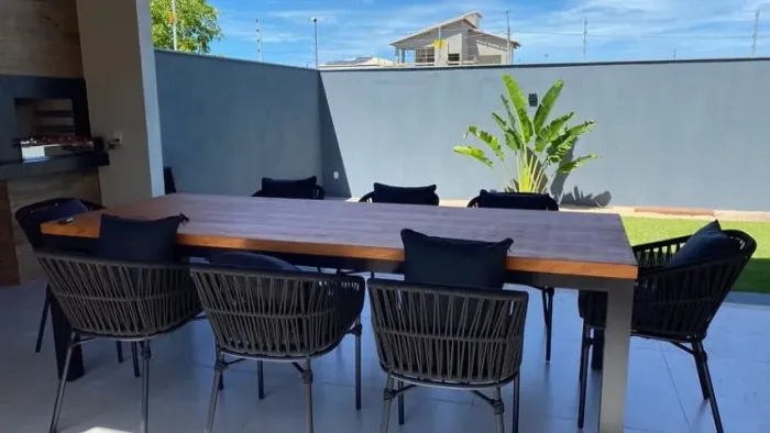 MESA RETANGULAR DE MADEIRA COM 8 CADEIRAS DE CORDA NÁUTICA