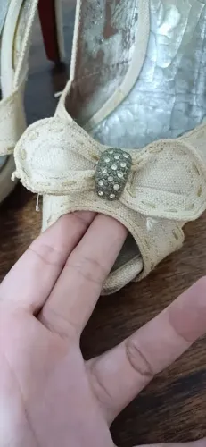 Sandália Caminata bege com Strass