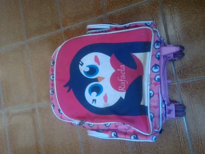 Somente a lancheira térmica infantil com desenho de pinguim