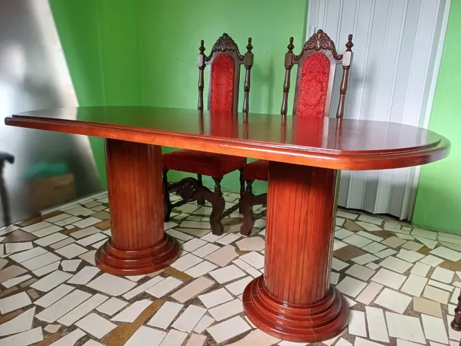 Mesa de Jantar Clássica em Madeira