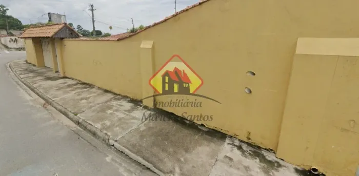 Vende se uma Belíssima Chácara com mil m² de área e 240 m² de área construída.