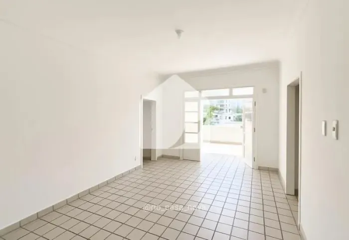 Alugue apartamento com varanda, ventilado e banhado de luz natural