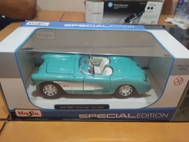 Miniatura 1957 Chevrolet Corvette Azul Special Edition 1:24 Maisto