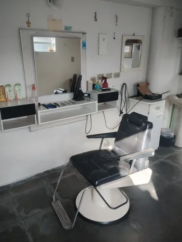Barbearia desativada , peças diversas