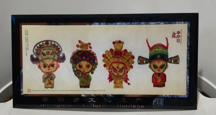 Quadro decorativo de mesa artesanal chinês vintage com pintura de sombras emoldurada.