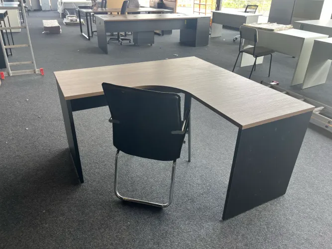 Mesa angular pé painel 140x140 novo 