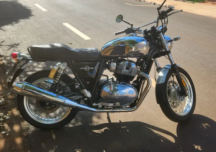 Royal Enfild Interceptor cromo e preto cor exclusiva
