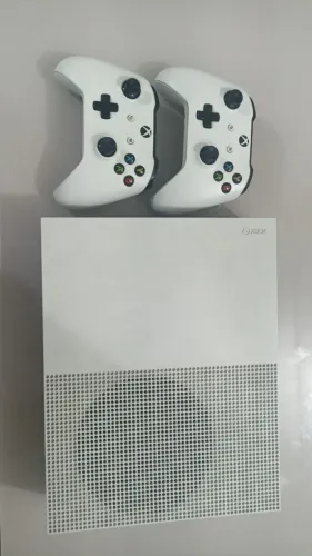XBOX ONE S - 1TB (3 CONTROLES ORIGINAIS)